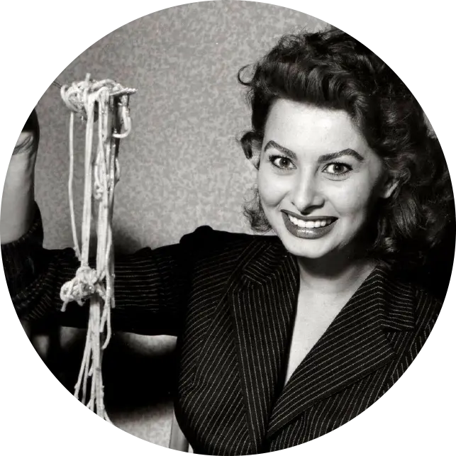 Zwart-witfoto van Sophia Loren met een vork vol spaghetti