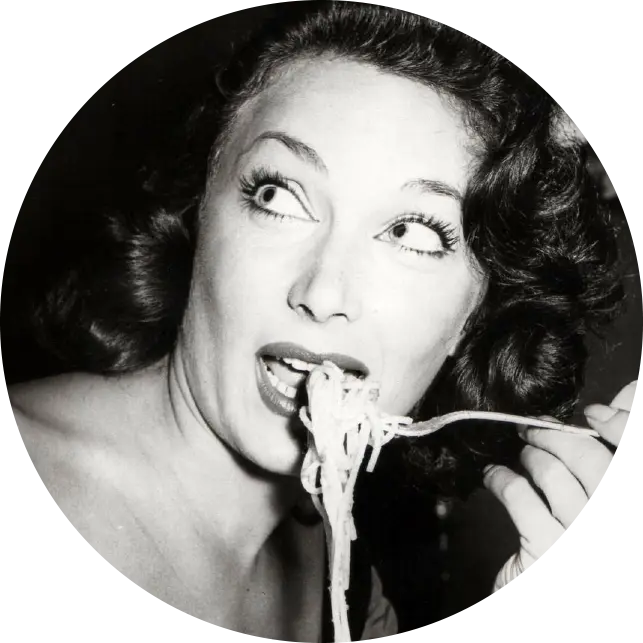 Zwart-witfoto van een filmster die spaghetti eet