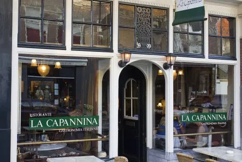 De gevel van La Capannina met de groene luifels