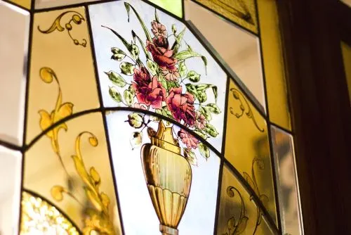 Glas-in-loodraam met een vaas bloemen