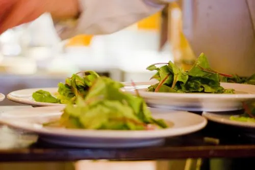 Borden met verse salade worden uitgeserveerd