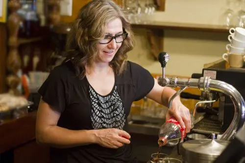 Achter de bar wordt een glas ingeschonken