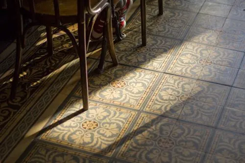 Zonlicht op de oude tegelvloer