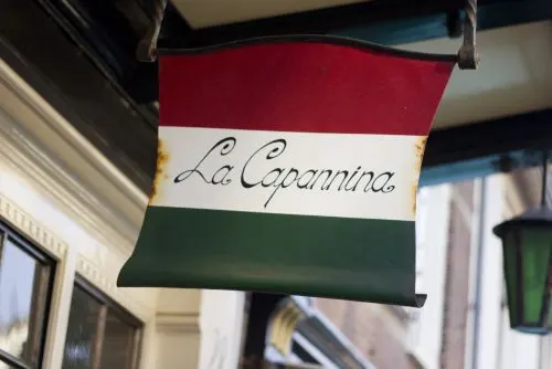 Het rood-wit-groene uithangbord La Capannina